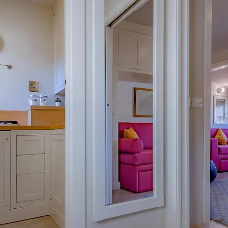 Skyline Apartment *